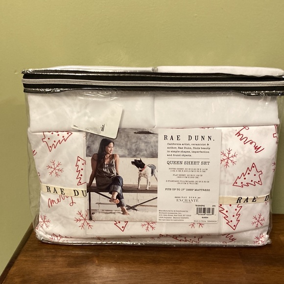 RAE DUNN "MERRY" CHRISTMAS QUEEN SHEET SET - Picture 7 of 10